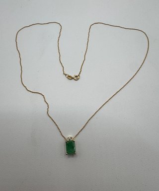 Cadena y colgante de oro 18 kt con esmeralda...