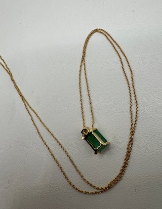 Cadena y colgante de oro 18 kt con esmeralda...