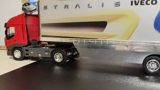 Camión Iveco Stralis a escala 1:32