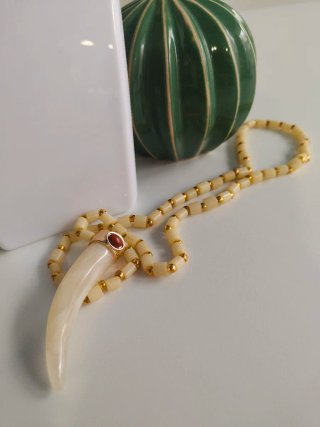 Collar cuerno beige con detalles dorados