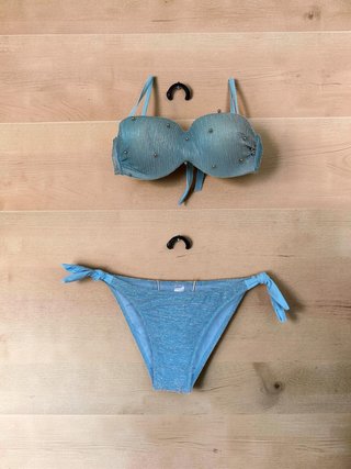 Bikini azul con brillos