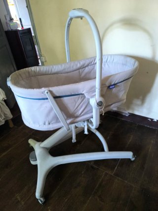 Cuna de bebé con ruedas