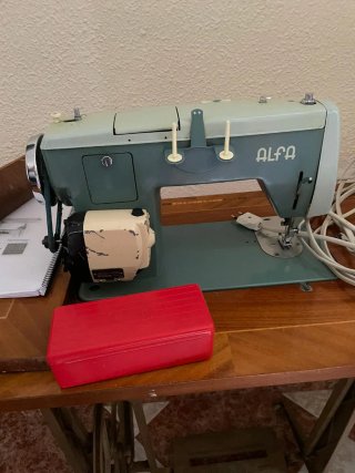 Máquina de coser antigua Alfa