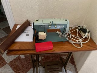 Máquina de coser antigua Alfa