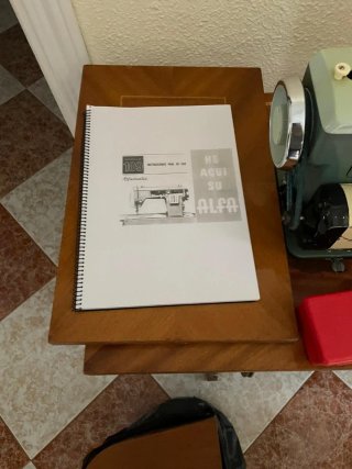 Máquina de coser antigua Alfa