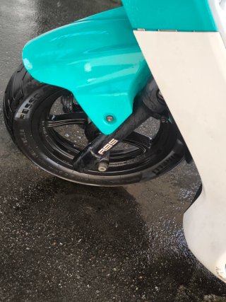 Scooter Verde y Blanca con Casco