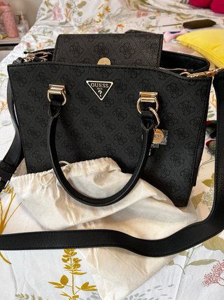 Bolso Guess Negro y Dorado