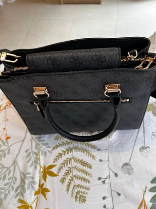 Bolso Guess Negro y Dorado