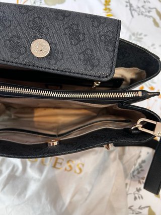 Bolso Guess Negro y Dorado
