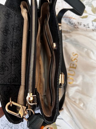 Bolso Guess Negro y Dorado