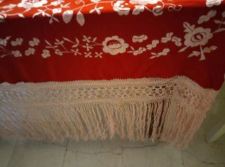 Manton de Manila Antiguo Rojo Bordado
