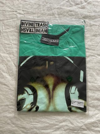 Camiseta Divine Trash Nueva