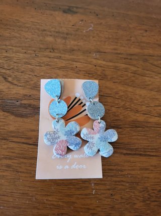 Orecchini pendenti a fiore