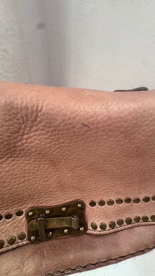 Bolso piel lavada rosa palo tachuelas