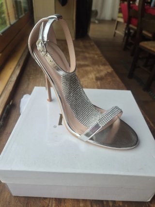 Zapatos de fiesta plateados con pedrería