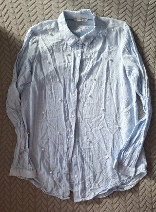 Camisa Azul Claro con Perlas Stradivarius