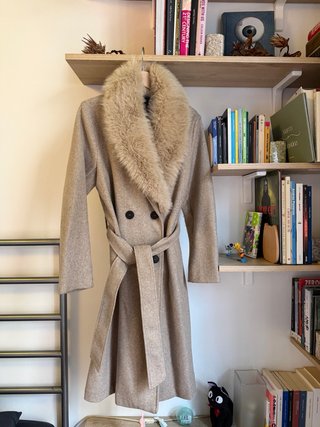 Cappotto beige con collo in pelliccia removibile