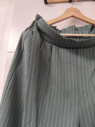 Pantalón ancho verde a rayas