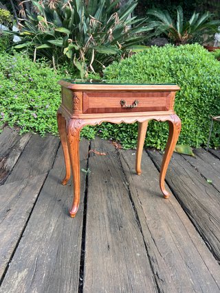 Mesita de noche de madera y cristal