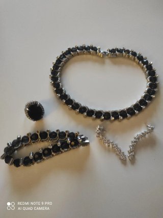 ✨ Conjunto de bisutería negro y plateado