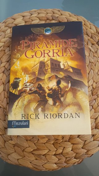 Pirámide Gorria - Rick Riordan