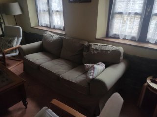Sofá de tela beige