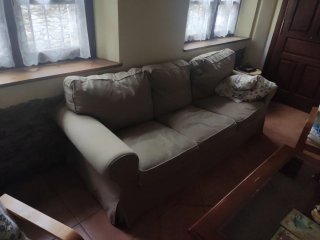 Sofá de tela beige