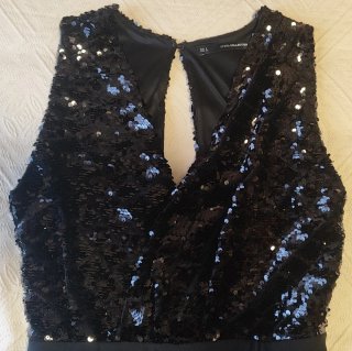 Mono de fiesta negro con lentejuelas