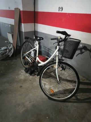 Bicicleta blanca con cesta