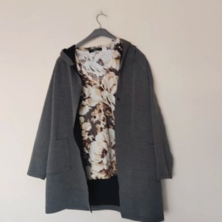 Chaqueta gris y camiseta floral Talla M. TODO 3€