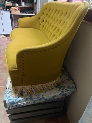 Sofá Descalzadora Vintage mostaza.