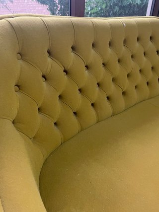 Sofá Descalzadora Vintage mostaza.
