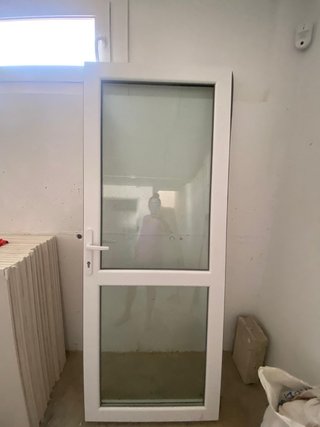 Puerta de PVC con Climalit a estrenar y llaves.