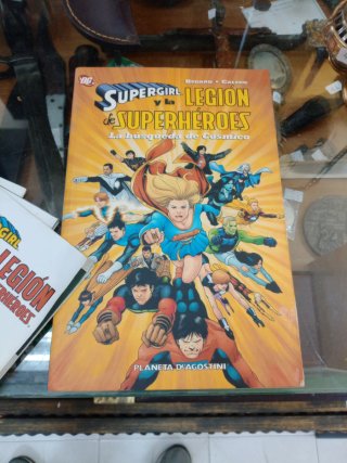 Supergirl y la legión de superhéroes