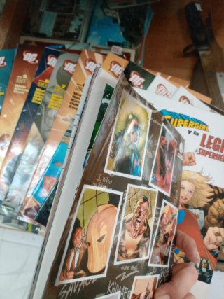 Supergirl y la legión de superhéroes
