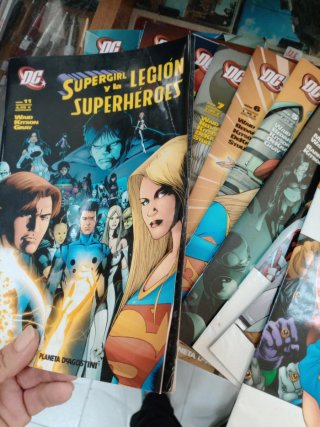 Supergirl y la legión de superhéroes