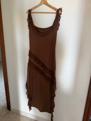 Vestido marrón con volantes
