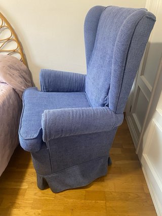 Sillón orejero azul muy cómodo