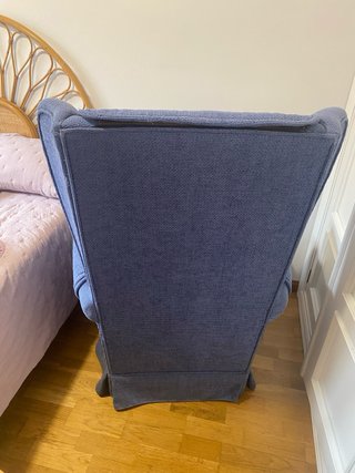 Sillón orejero azul muy cómodo