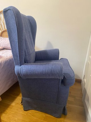 Sillón orejero azul muy cómodo