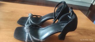 Sandalias tacón negras con adornos plateados