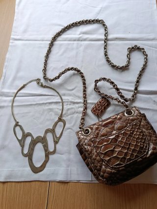 Bolso DC Marrón y Collar Plateado