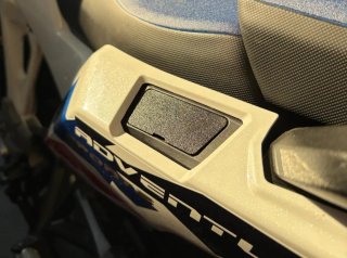 Tapa hueco lateral trasero Honda Africa Twin