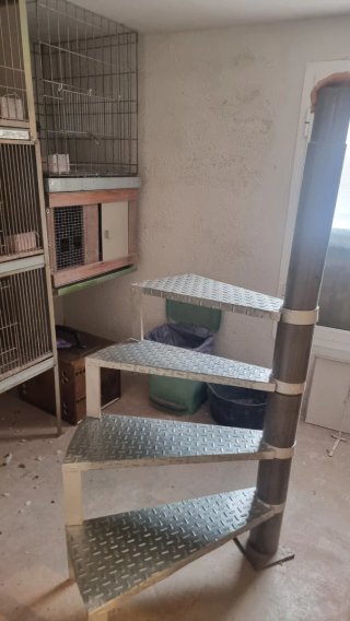 Escalera caracol desmontada Altura 2,6 mts 12 esca