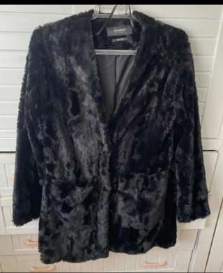 Abrigo pelo sintético Pull and Bear negro