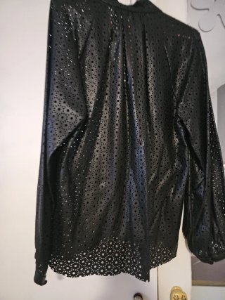 Blusa Zara Negra Perforada de cuero. Da talla