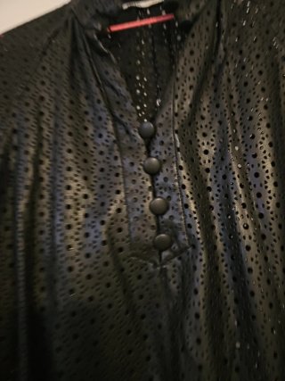 Blusa Zara Negra Perforada de cuero. Da talla