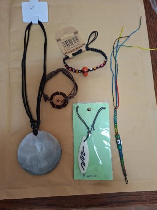 Set de  3 Pulseras y 2  Colgantes