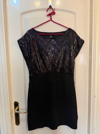 Vestido Negro con Lentejuelas Doradas