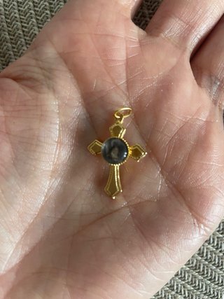 Colgante Cruz Tono Dorado con Piedra Oscura
